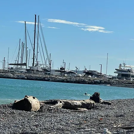公寓 Loubet Plage- Entre Et Cannes 卢贝新城